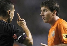 Messi se queja al rbitro Paradas Romero. | Cordon Press