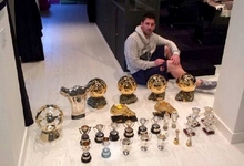 Messi posa con sus trofeos individuales. | @_MatiasMessi