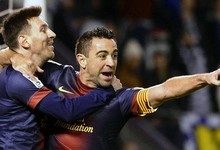 Messi y Xavi celebran el primer tanto del encuentro. | EFE
