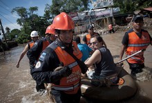 Policas auxiliando a afectados por la tormenta Manuel en Acapulco | Cordon Press