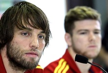 Michu (i), en rueda de prensa junto a Alberto Moreno. | EFE