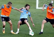 Michu (c), en el entrenamiento de la selecci�n junto a Mario Su�rez (i) e ��igo Mart�nez. | EFE