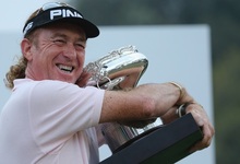 Miguel ngel Jimnez, con el trofeo de campen de Hong Kong. | Getty Images
