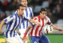 Radamel Falcao disputa un baln con Mikel Gonzlez. | EFE