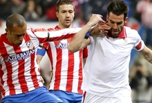 Miranda disputa un baln con Negredo en el partido de ida. | EFE/Archivo