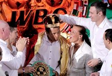Mohamed Al�, coronado como Rey del boxeo en una emotiva ceremonia en Canc�n (M�xico). | EFE