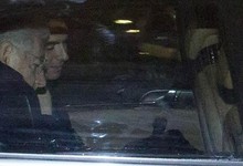 Mario Monti, en el coche oficial, al poco de anunciar su decisin de dimitir | EFE