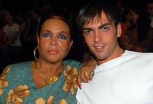 Sara Montiel y su hijo Zeus, en una imagen de 2004 | Cordon Press