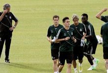 Jos Mourinho dirige el entrenamiento del Real Madrid en Valdebebas. | EFE