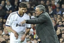 Mourinho da instrucciones a Xabi Alonso durante el partido ante el Borussia. | Cordon Press
