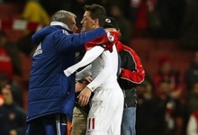 Jose Mourinho y Mesut zil se fundieron en un abrazo. | EFE