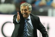 Mourinho da rdenes a los jugadores del Chelsea durante la final. | Cordon Press