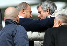 Mourinho saluda a Fatih Terim en Kayseri.