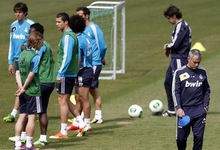 Mourinho dirige el entrenamiento del Real Madrid en Valdebebas. | EFE