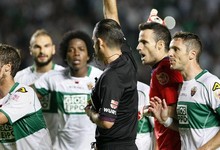 Los jugadores del Elche protestan a Muiz Fernndez. | EFE