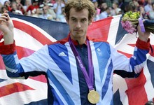 Andy Murray posa con la medalla de oro en los Juegos Olmpicos de Londres. | EFE