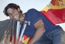 Rafa Nadal posa con el trofeo de Indian Wells y ataviado con la bandera espaola. | EFE
