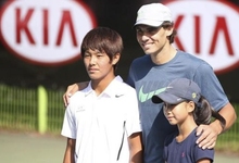 Rafa Nadal posa en Sel con dos jvenes tenistas con discapacidad. | EFE