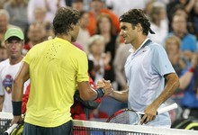 Nadal saluda a Federer al concluir el partido | EFE