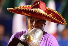 Nadal, con el trofeo de ganador y un sombrero mejicano. | EFE