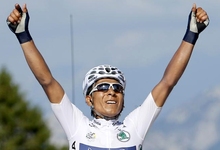 Nairo Quintana celebra su victoria en solitario en la cima del Semnoz. | EFE