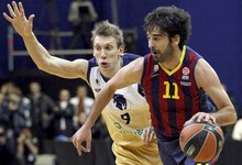 Navarro controla el bal�n ante Dainius Salenga. | EFE