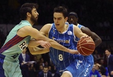 Navarro intenta detener a Tomas Satoransky. | EFE