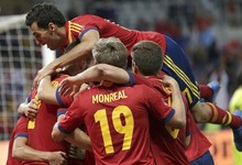 Los jugadores espaoles felicitan a Navas por su gol ante Chile en el descuento. | EFE
