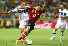 Navas se marcha de Giaccherini. | EFE