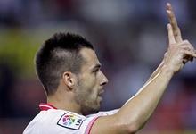 Negredo celebra uno de sus dos goles al Mallorca. | EFE