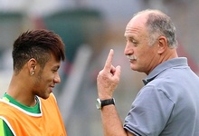 Neymar conversa con Scolari durante un entrenamiento. | Cordon Press