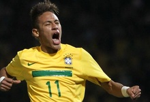 Neymar celebra un tanto con Brasil.