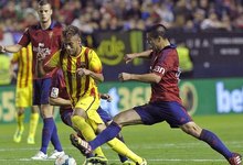 Neymar, durante una disputa en el choque ante Osasuna. | EFE