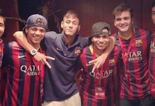 Neymar, junto a sus amigos, el da de la presentacin con el Barcelona.