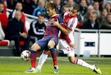 Neymar protege la pelota ante Van Rhijn. | EFE