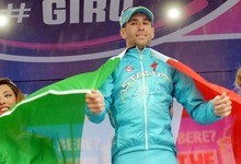 Vincenzo Nibali, envuelto en la bandera de Italia. | EFE