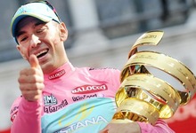Vincenzo Nibali posa con el trofeo de campen del Giro de Italia. | EFE