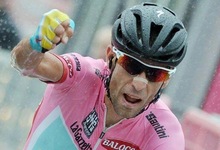 Vincenzo Nibali celebra su victoria en las Tres Cimas de Lavaredo.