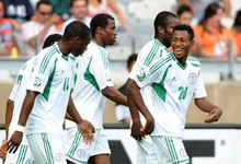 Oduamadi (d) celebra con sus compaeros uno de sus tres goles a Tahit. | EFE