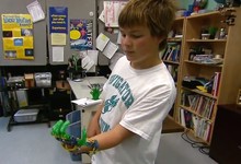 El nio con la mano artificial. | Imagen de Youtube