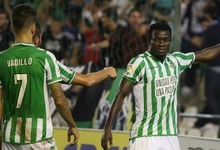 Nosa celebra con Vadillo el gol del Betis ante el Villarreal. | Cordon Press