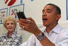 Obama intentando llamar con el iPhone. | Cordon Press/Reuters
