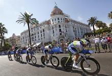 Los ciclistas del Orica disputan la cuarta etapa del Tour. | EFE