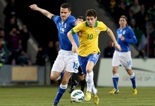 Oscar conduce la pelota ante Bonucci. | Cordon Press
