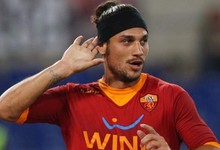 Osvaldo, en uno de sus ms conocidos gestos en el Olmpico de Roma. | EFE