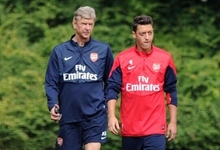 Mesut zil, junto a Wenger en un entrenamiento. | Foto: arsenal.com