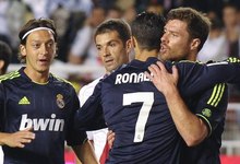 zil y Xabi Alonso felicitan a Cristiano por su gol en Vallecas. | Cordon Press