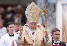 El Papa, Benedicto XVI, durante la celebraci�n de la misa de Epifan�a en la que ha ordenado a cuatro obispos | EFE