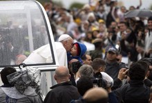 El Papa, en un nuevo recorrido por Ro | EFE