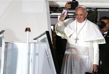 El Papa se despide de Brasil desde el avin | Efe
